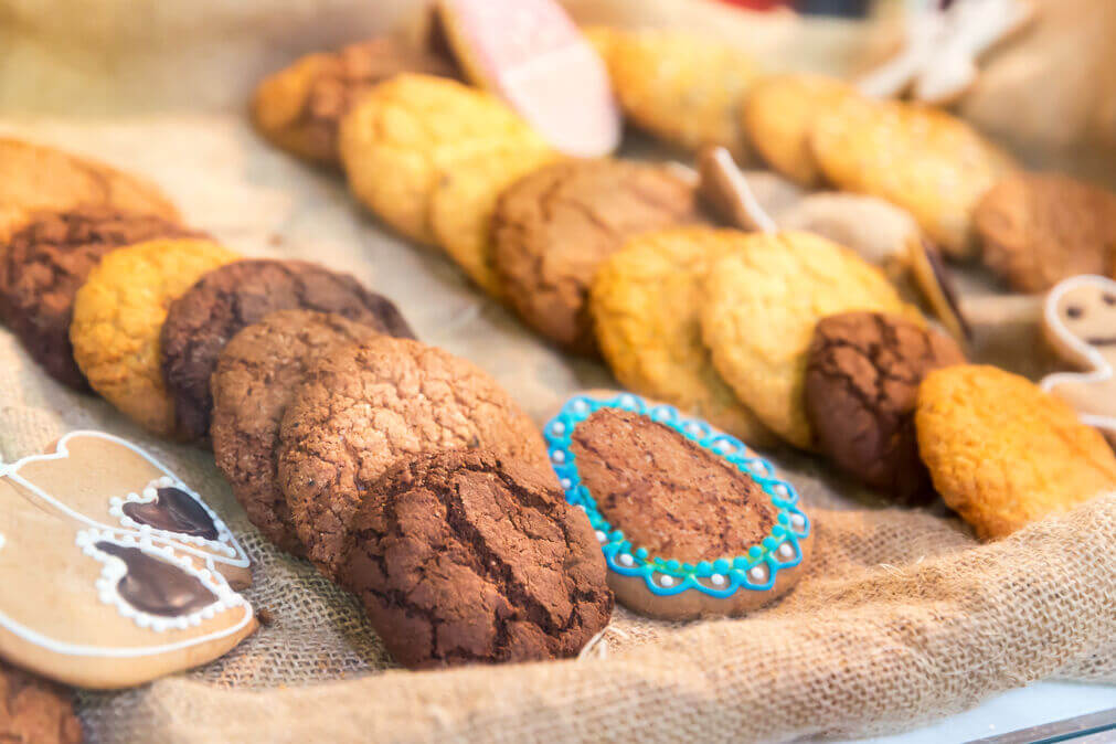 festive-cookies-on-burlap-background-2026-03-13-04-14-42-utc_optimized_200
